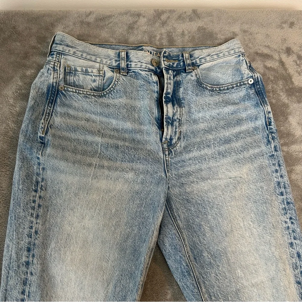 American Eagle Women's Jeans Light Wash‎ Mom Jean Distressed Color Blue Size 6 - Picture 3 of 16